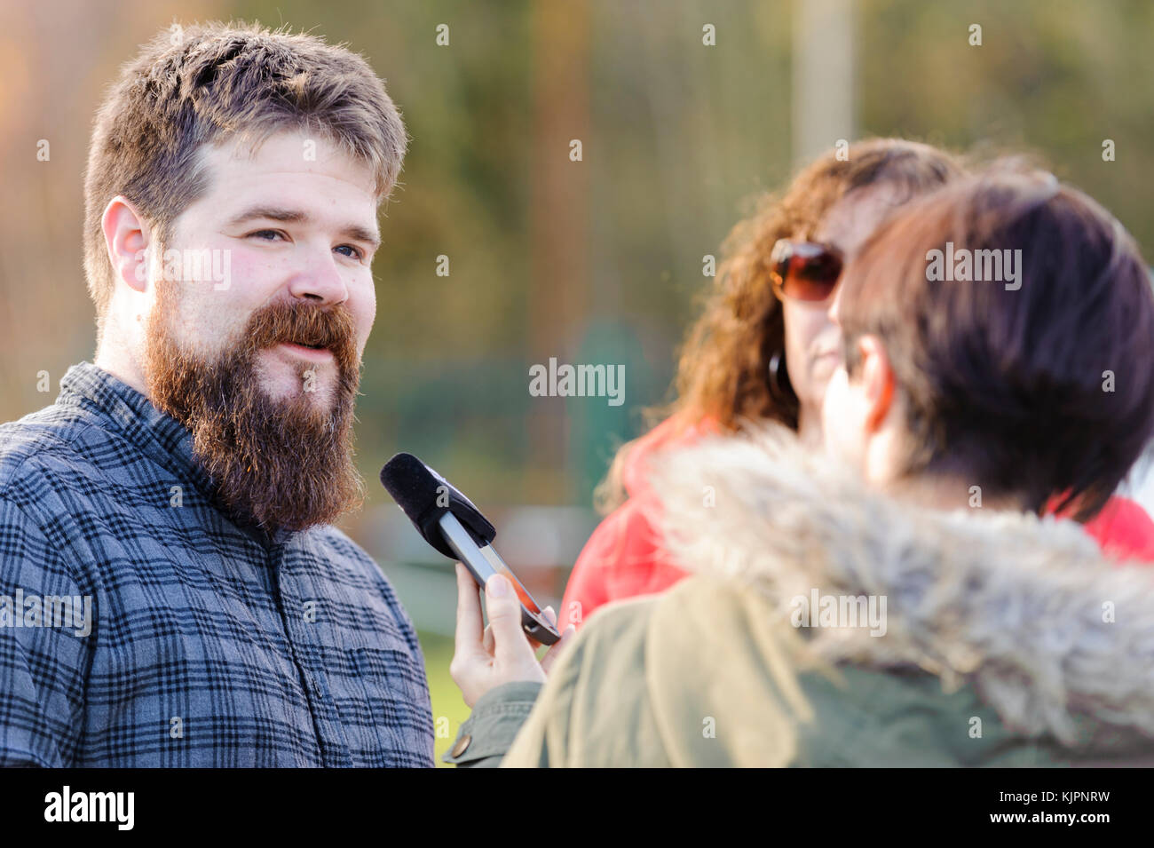 Wirral, Regno Unito. Il 28 novembre 2017. In seguito all'enorme successo della loro campagna di crowdfunding, smashing loro £3.000 bersaglio, i creatori di 'Morbid', un sitcom indipendente da Merseyside società di produzione, prendere la torta Productions, sono intervistato da BBC Radio Merseyside. Sitcom è scritto da, e stelle, Michael Dee. Nella foto è Elric Cadwallader. © Paul Warburton Foto Stock