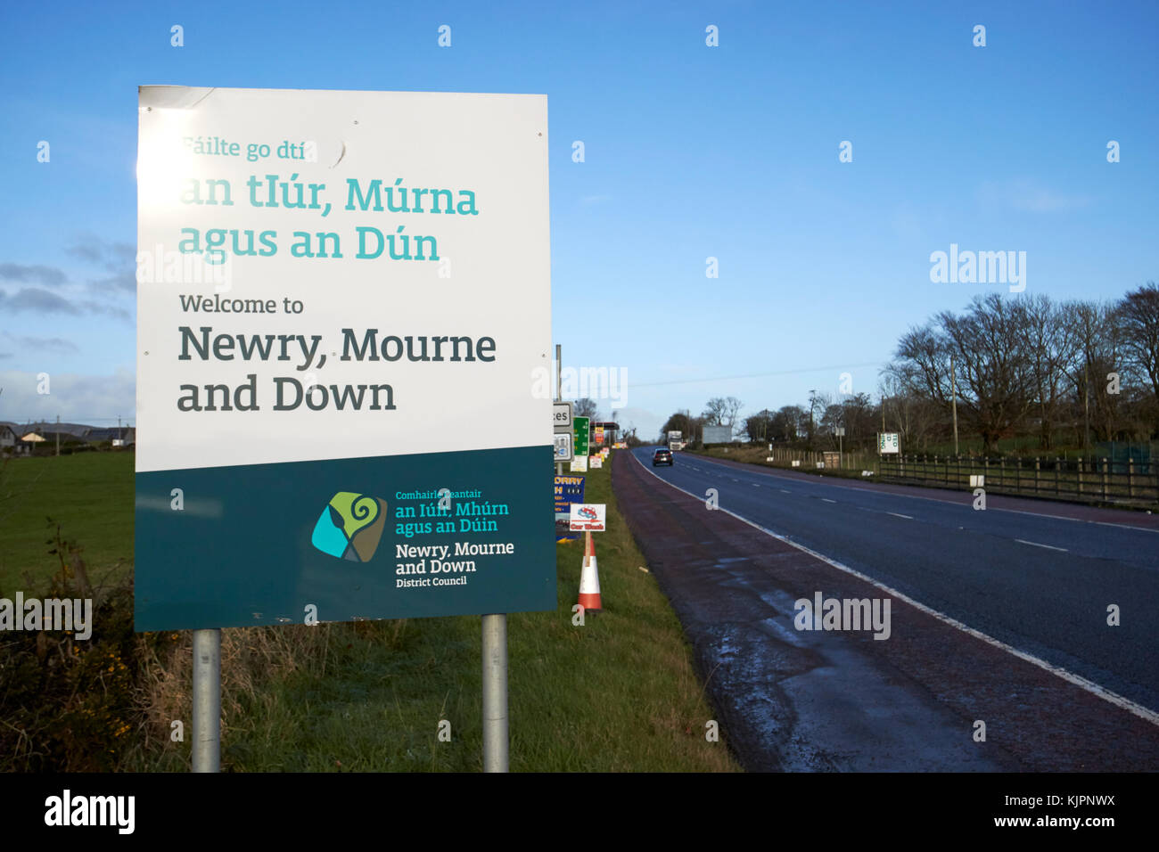 Benvenuto a newry mourne e verso il basso del consiglio distrettuale segno sulla frontiera irlandese tra Irlanda del Nord e Repubblica d Irlanda presto per essere la UK UE terra di confine post Brexit. Credito: Radharc Immagini/Alamy Live News Foto Stock