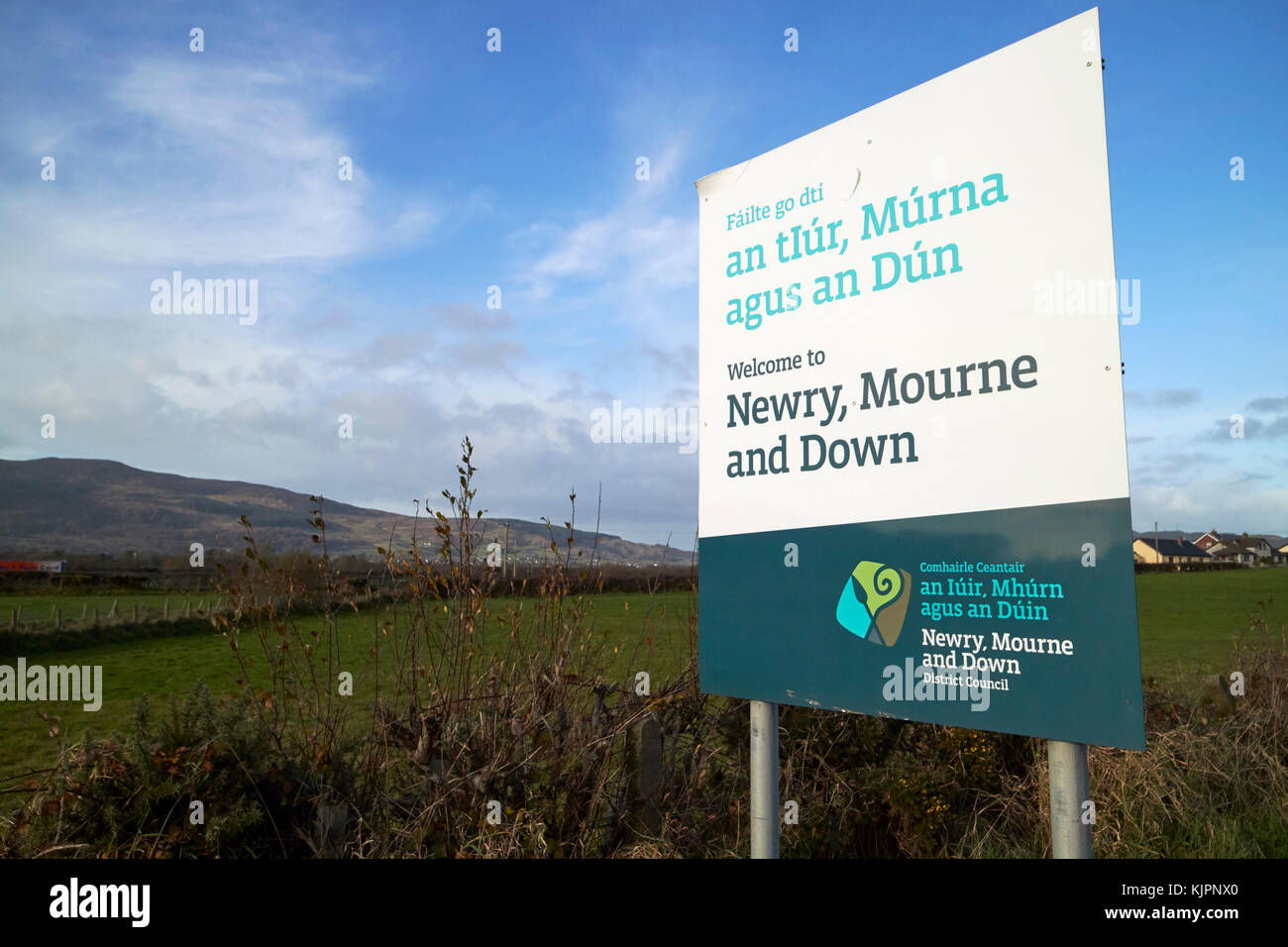 Benvenuto a newry mourne e verso il basso del consiglio distrettuale segno sulla frontiera irlandese tra Irlanda del Nord e Repubblica d Irlanda presto per essere la UK UE terra di confine post Brexit. Credito: Radharc Immagini/Alamy Live News Foto Stock