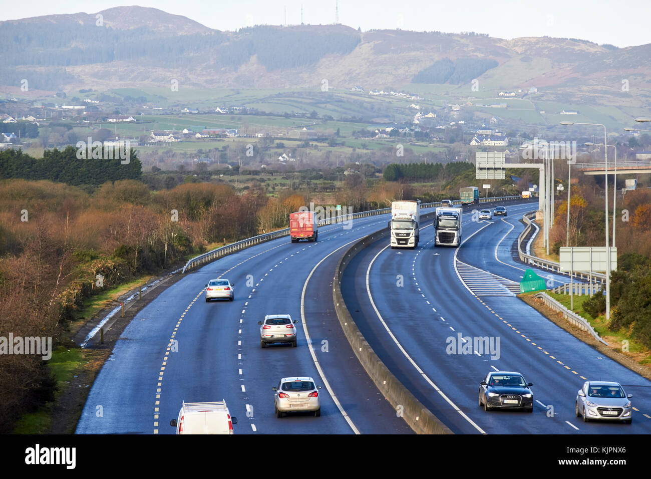 Attraversare il traffico di confine sulla N1/M1 incrocio autostradale la irish confine tra Irlanda del Nord e Repubblica d Irlanda presto per essere la UK UE terra di confine post Brexit. Passato le boccole sul lato sinistro si trova l'Irlanda del Nord, il lato destro della Repubblica di Irlanda. Al di là della piegatura della strada looknig nord è l'Irlanda del Nord. Credito: Radharc Immagini/Alamy Live News Foto Stock