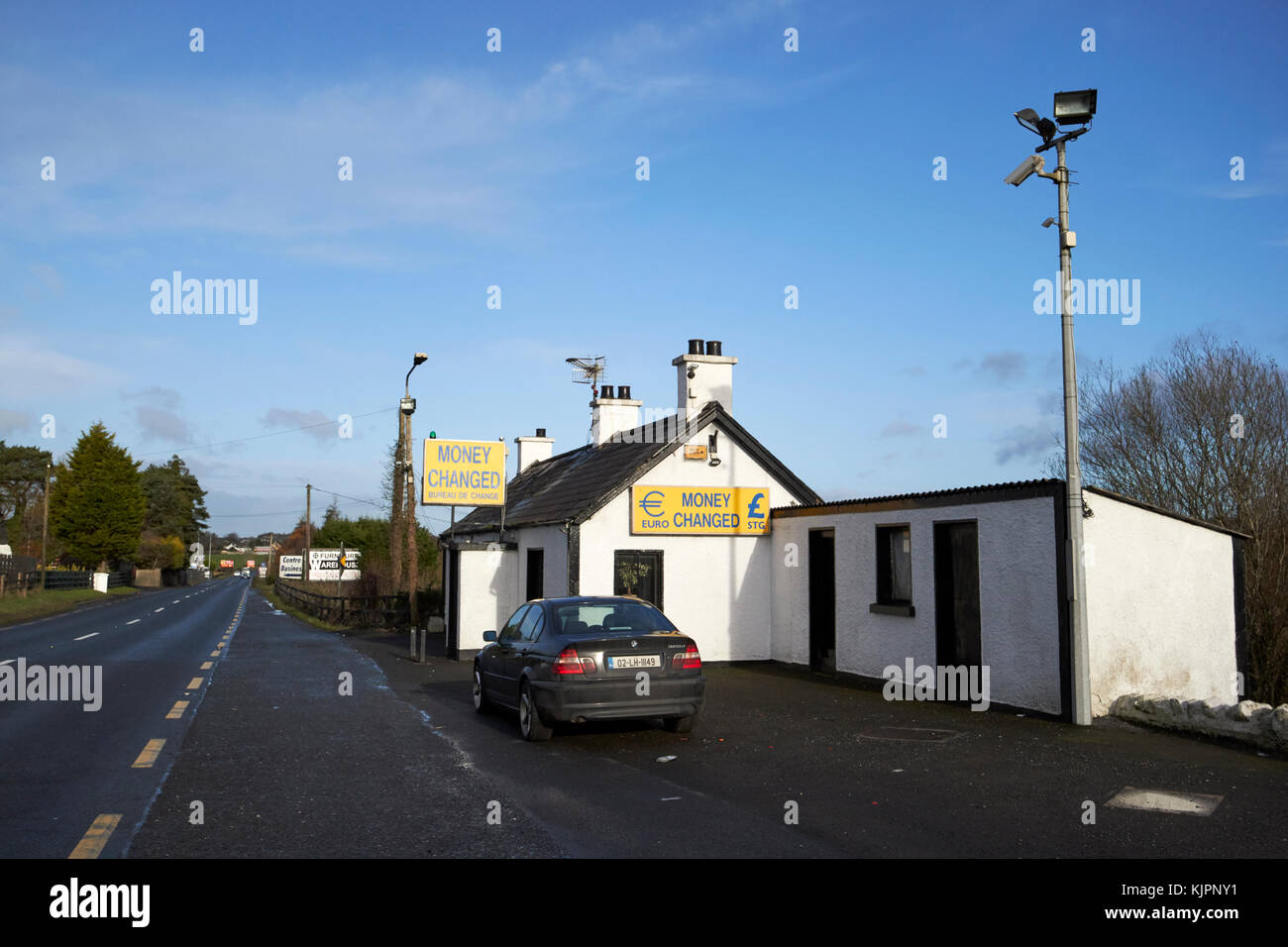 Cambio di denaro bureau de change vicino alla frontiera irlandese tra Irlanda del Nord e Repubblica d Irlanda presto per essere la UK UE terra di confine post Brexit. L'edificio è un paio di centinaia di metri all'interno della Repubblica di Irlanda sulla A1 strada la ex strada principale tra Belfast e Dublino. Credito: Radharc Immagini/Alamy Live News Foto Stock