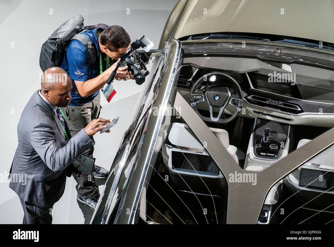 Los Angeles, Stati Uniti. 29 novembre 2017. I membri dei media danno un'occhiata più da vicino a una nuova BMW durante l'anteprima mediatica del Los Angeles Auto Show 2017 a Los Angeles, negli Stati Uniti, il 29 novembre 2017. L'Auto Show di LA apre al pubblico dal 1° al 10 dicembre. Crediti: Zhao Hanrong/Xinhua/Alamy Live News Foto Stock