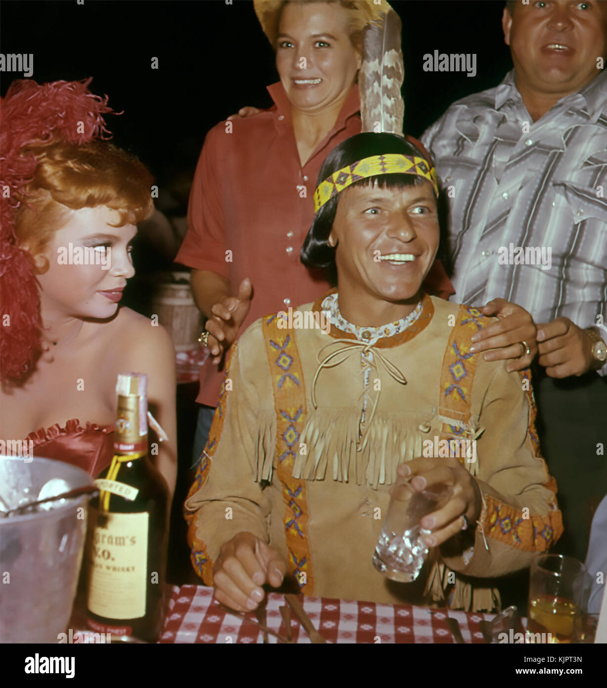 Frank SINATRA in una festa di Hollywood intorno al 1960 con Juliet Prowse a sinistra Foto Stock