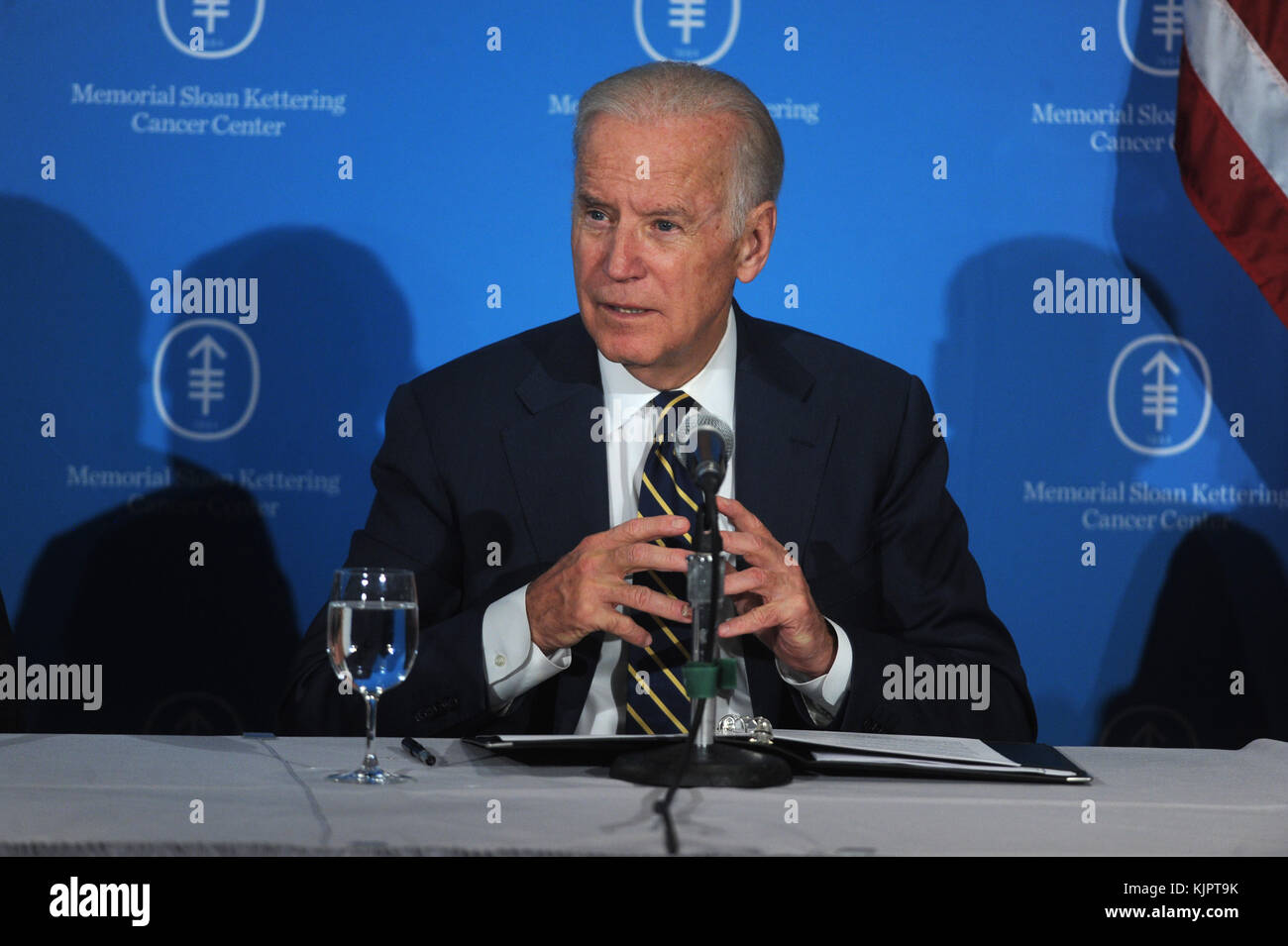 NEW YORK, NY - MAGGIO 26: Il vicepresidente Joe Biden partecipa a una tavola rotonda sul cancro al Memorial Sloan Kettering di New York. Il vicepresidente Biden ha chiesto un "colpo di luna” per curare il cancro lo scorso anno, e il presidente Barack Obama gli ha affidato il compito di guidarlo a gennaio. Prevede di aumentare le risorse pubbliche e private per combattere il cancro, e per abbattere i "silos" di ricerca e "riunire tutti i combattenti contro il cancro", con l'obiettivo di fare un decennio di progressi nei prossimi cinque anni al Memorial Sloan Kettering il 26 maggio 2016 a New York City persone: il Vice Presidente Joe Biden www. Foto Stock