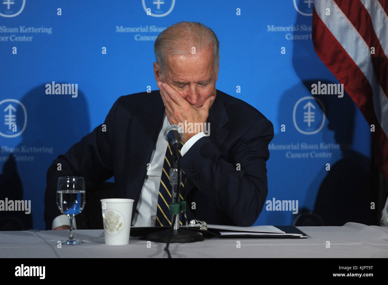 NEW YORK, NY - MAGGIO 26: Il vicepresidente Joe Biden partecipa a una tavola rotonda sul cancro al Memorial Sloan Kettering di New York. Il vicepresidente Biden ha chiesto un "colpo di luna” per curare il cancro lo scorso anno, e il presidente Barack Obama gli ha affidato il compito di guidarlo a gennaio. Prevede di aumentare le risorse pubbliche e private per combattere il cancro, e per abbattere i "silos" di ricerca e "riunire tutti i combattenti contro il cancro", con l'obiettivo di fare un decennio di progressi nei prossimi cinque anni al Memorial Sloan Kettering il 26 maggio 2016 a New York City persone: il Vice Presidente Joe Biden www. Foto Stock