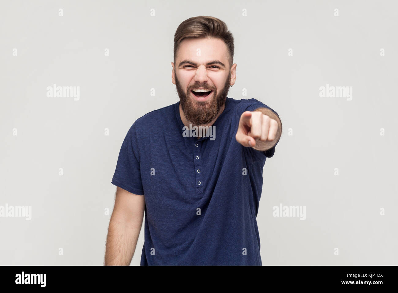 Rendere il divertimento del concetto. mock, brutto scherzo. l uomo puntare il dito e il sorriso toothy. studio shot Foto Stock