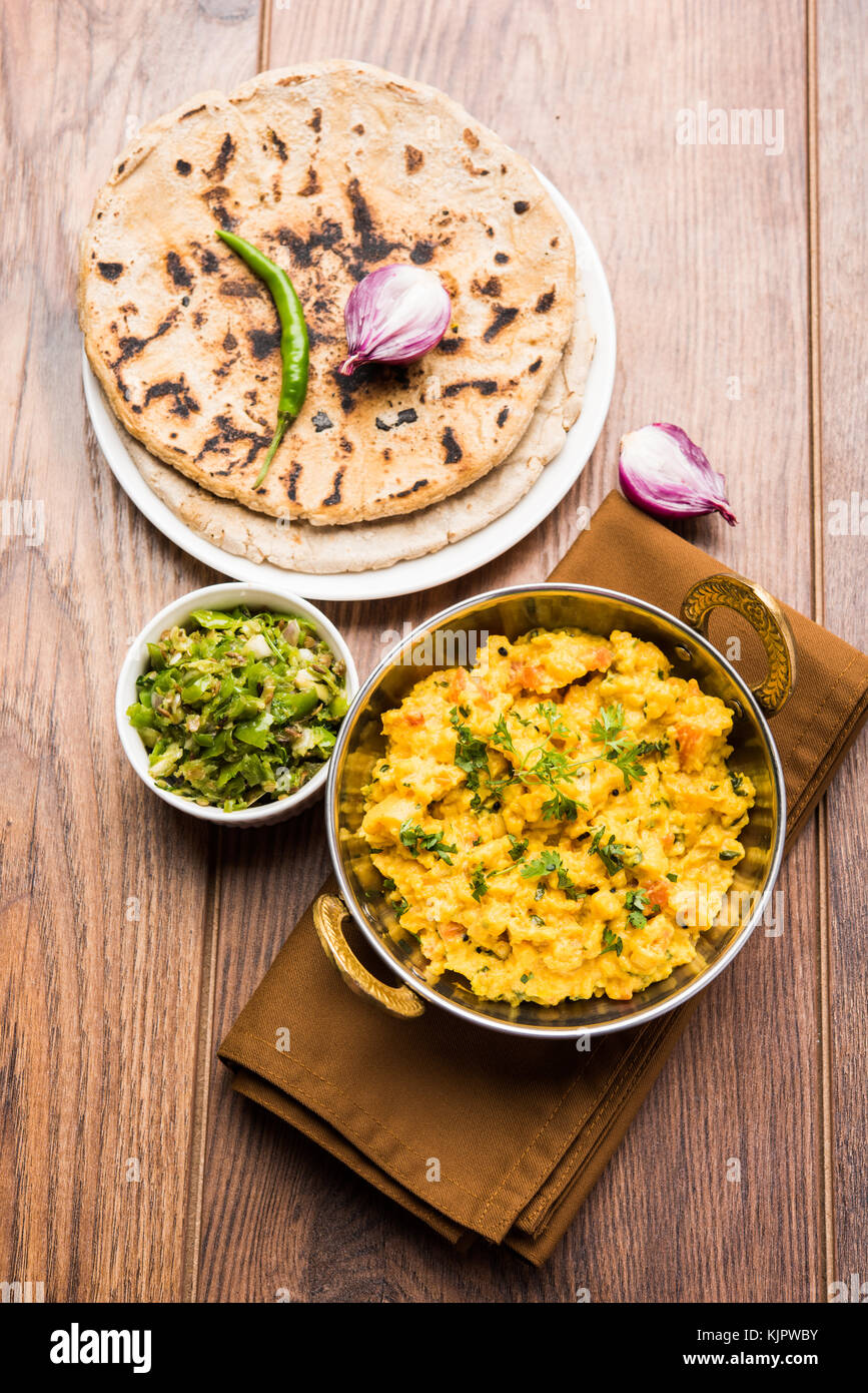 Bhakar zunka pithla o pitla, popolari ricette vegetariane da india Foto Stock