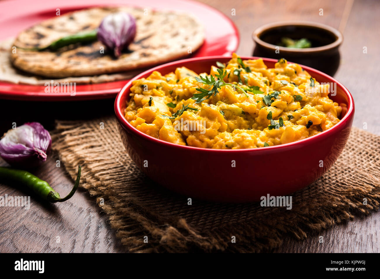 Bhakar zunka pithla o pitla, popolari ricette vegetariane da india Foto Stock