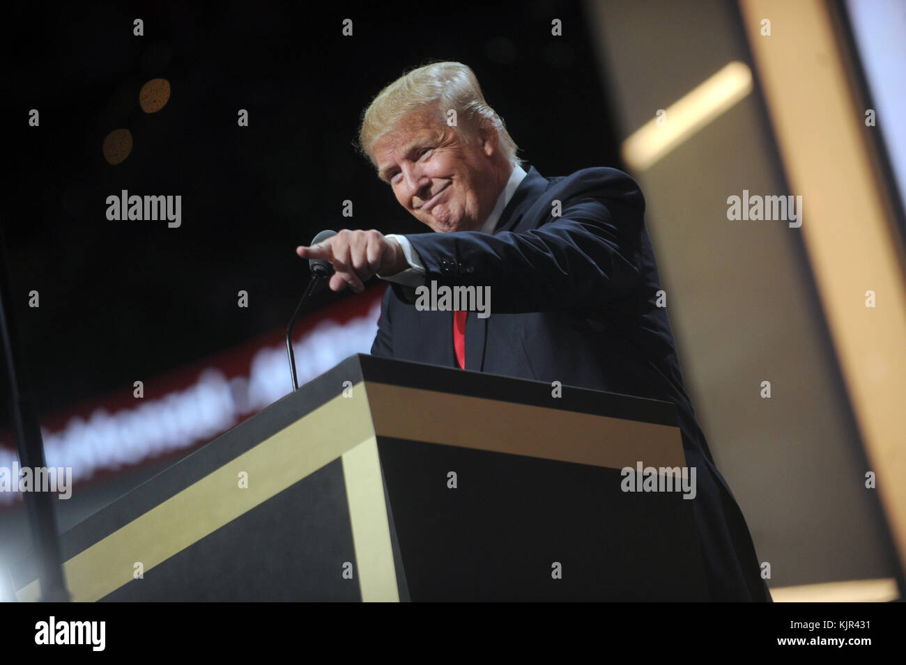 CLEVELAND, OH - 21 LUGLIO: Il candidato presidenziale repubblicano Donald Trump (Center-L) e il candidato alla vicepresidenza repubblicano Mike Pence (Center-R) stanno con le loro famiglie alla fine della Convention nazionale repubblicana il 21 luglio 2016 alla Quicken Loans Arena di Cleveland, Ohio. Il candidato presidenziale repubblicano Donald Trump ha ricevuto il numero di voti necessari per assicurarsi la nomina del partito. Si stima che a Cleveland ci siano 50.000 persone, tra cui centinaia di manifestanti e membri dei media. La Convention nazionale repubblicana di quattro giorni ha preso il via il 18 luglio persone: Donald Foto Stock