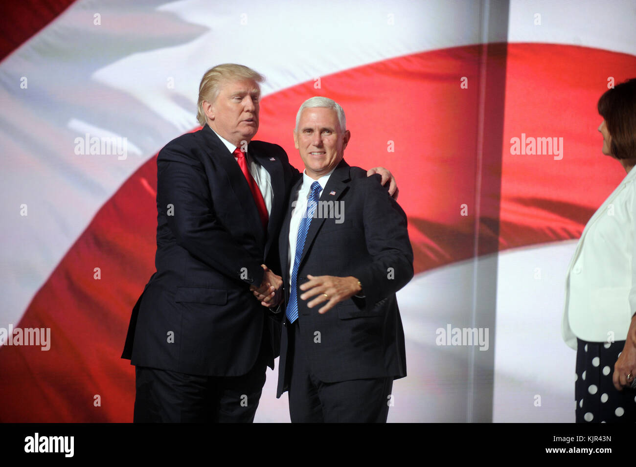 CLEVELAND, OH - 21 LUGLIO: Il candidato presidenziale repubblicano Donald Trump (Center-L) e il candidato alla vicepresidenza repubblicano Mike Pence (Center-R) stanno con le loro famiglie alla fine della Convention nazionale repubblicana il 21 luglio 2016 alla Quicken Loans Arena di Cleveland, Ohio. Il candidato presidenziale repubblicano Donald Trump ha ricevuto il numero di voti necessari per assicurarsi la nomina del partito. Si stima che a Cleveland ci siano 50.000 persone, tra cui centinaia di manifestanti e membri dei media. La Convention nazionale repubblicana di quattro giorni ha preso il via il 18 luglio persone: Donald Foto Stock