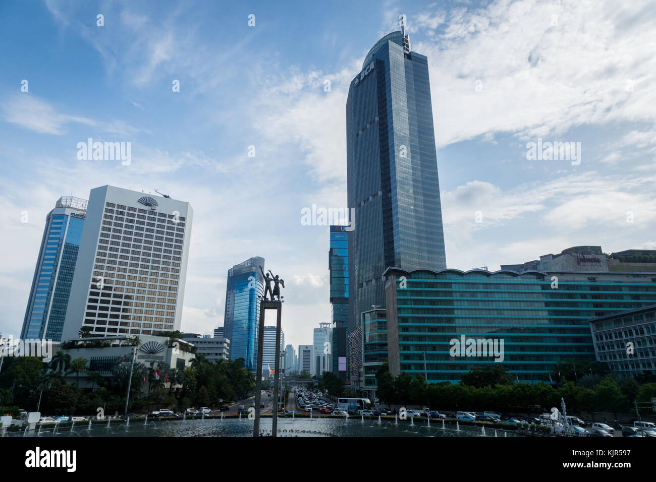 Jakarta, Indonesia - Novembre 2017: jakarta cityscape con grattacieli con cielo blu in centro, compresi selamat datang monumento Foto Stock