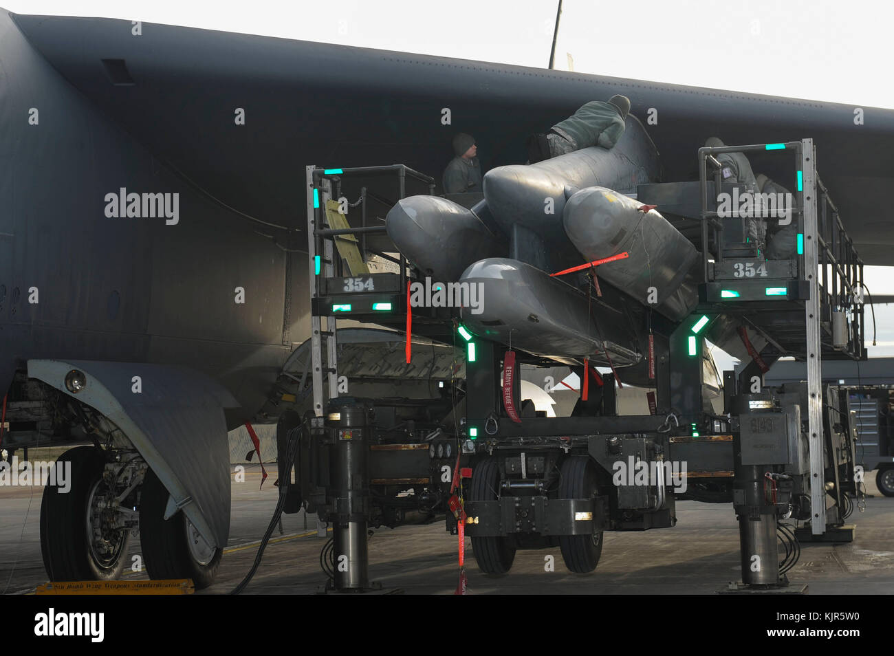 Avieri dal 5 Manutenzione aeromobili squadrone assegnato a Minot Air Force Base, N.D., e la seconda AMXS assegnato a Barksdale AFB, La., preparare un B Foto Stock