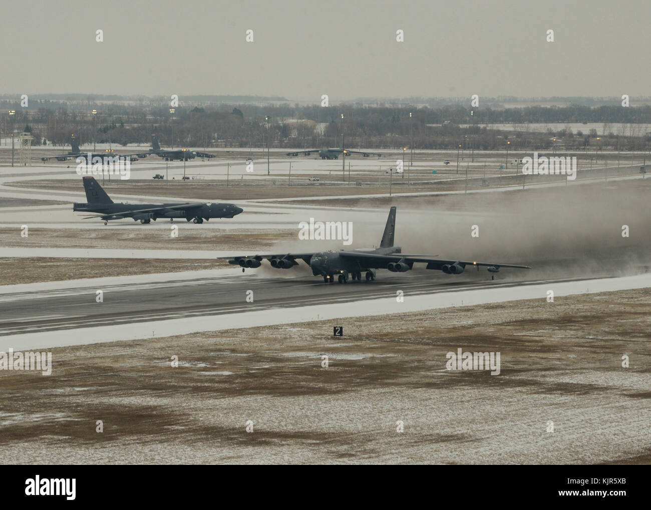 B-52H Stratofortresses assegnato a Air Force Global Strike Command (AFGSC) taxi giù per la pista di Minot Air Force Base, N.D., nov. 4, 2017, durante l'ex Foto Stock