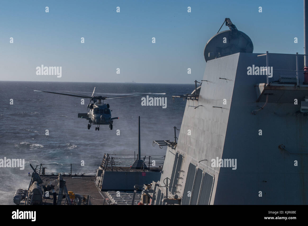 MH-60R Sea Hawk assegnato all'Battlecats di elicottero Maritime Strike Squadron (HSM) 73 prende Foto Stock