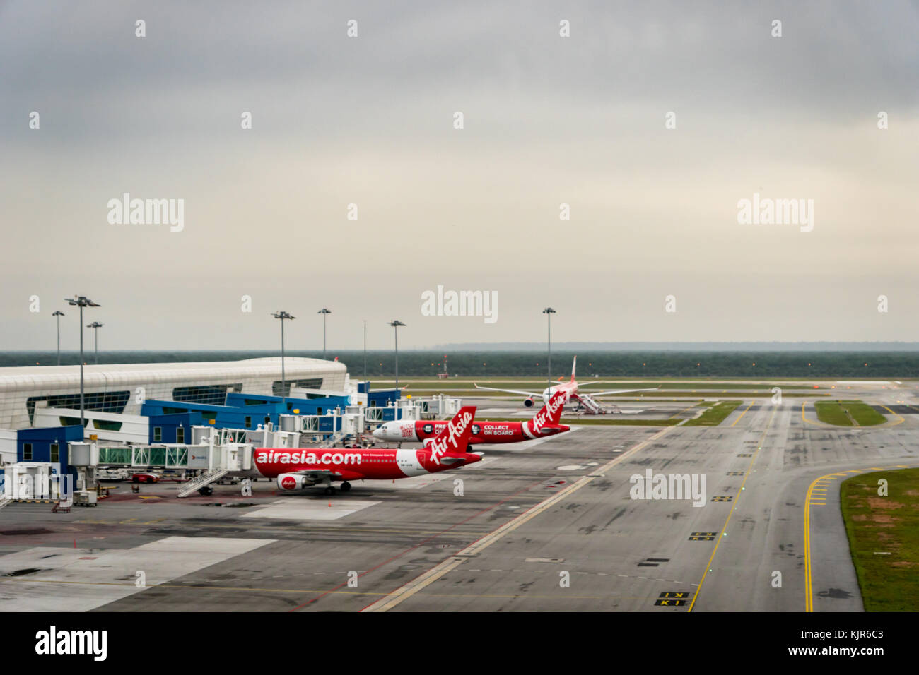 Kuala Lumpur, Malesia - ottobre 2017: Air Asia aerei sulla pista di klia 2, Kuala Lumpur International Airport 2 Foto Stock