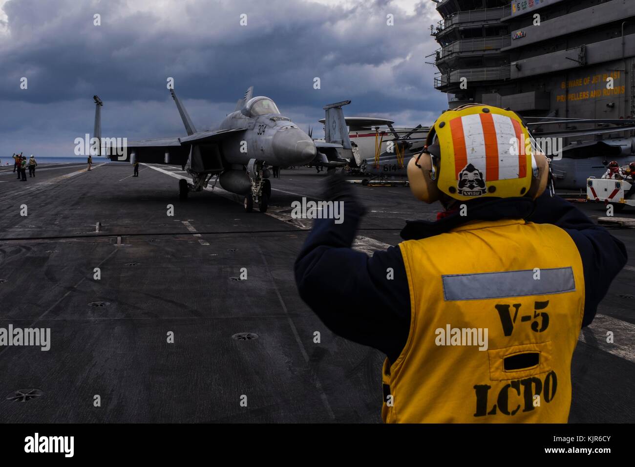 Dirigere F/A-18 Super Hornet sul ponte di volo Foto Stock