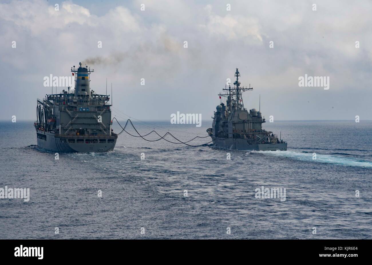 171118-N-IA905-1016 OCEANO PACIFICO (nov. 18, 2017) Il Ticonderoga-class guidato-missili cruiser USS Bunker Hill (CG 52) riceve il combustibile dal USNS PEC Foto Stock