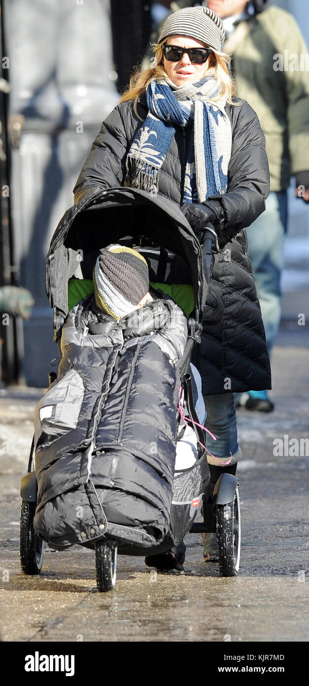 New york, ny - 21 gennaio: Naomi Watts e Liev Schreiber ha preso i loro figli sasha e Samuel fuori al museo per bambini nel centro cittadino di Manhattan su gennaio 21, 2011 a New York City. persone: Naomi Watts Liev Schreiber sasha samuel Foto Stock