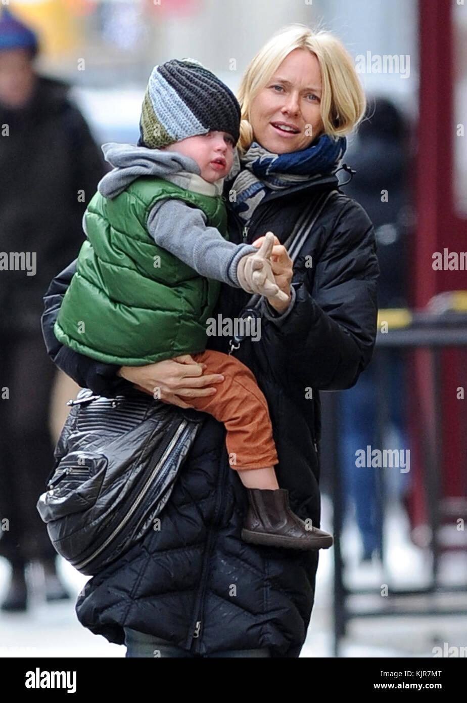 New york, ny - 21 gennaio: Naomi Watts e Liev Schreiber ha preso i loro figli sasha e Samuel fuori al museo per bambini nel centro cittadino di Manhattan su gennaio 21, 2011 a New York City. persone: Naomi Watts Liev Schreiber sasha samuel Foto Stock