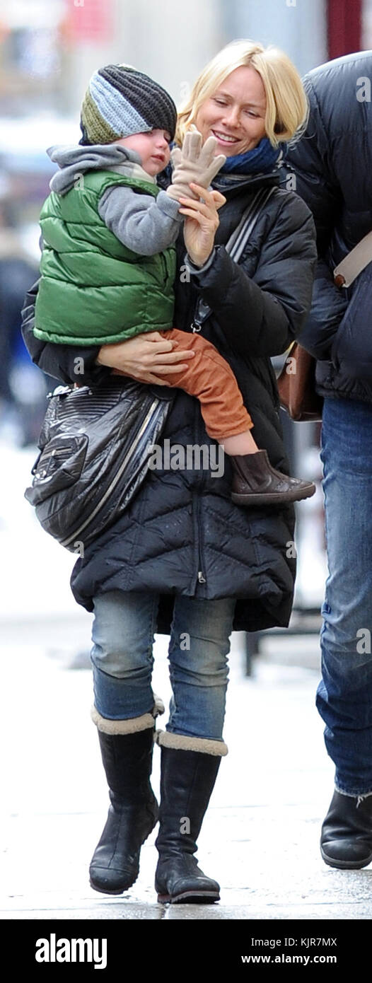 New york, ny - 21 gennaio: Naomi Watts e Liev Schreiber ha preso i loro figli sasha e Samuel fuori al museo per bambini nel centro cittadino di Manhattan su gennaio 21, 2011 a New York City. persone: Naomi Watts Liev Schreiber sasha samuel Foto Stock