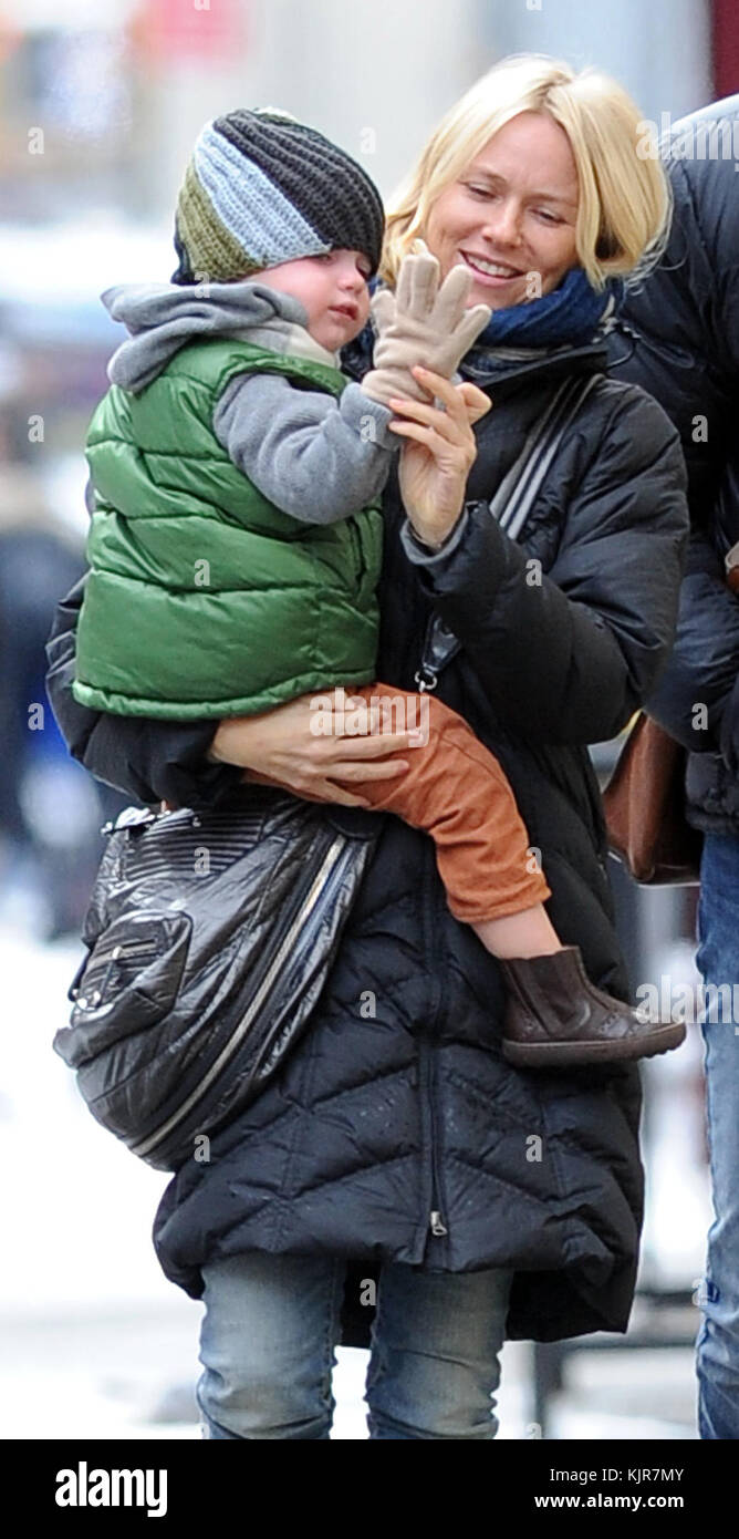 NEW YORK, New York - 21 GENNAIO: Naomi Watts e Liev Schreiber portarono i loro figli Sasha e Samuel al Children's Museum nel centro di Manhattan il 21 gennaio 2011 a New York. Persone: Naomi Watts Liev Schreiber Sasha Samuel Foto Stock
