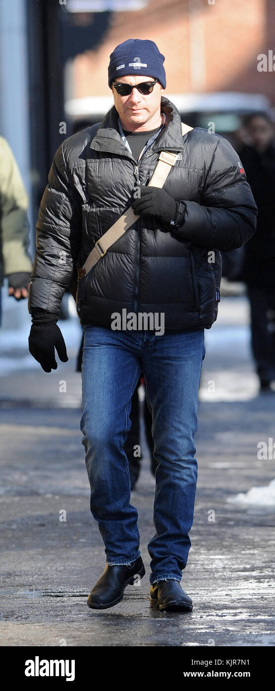 NEW YORK, New York - 21 GENNAIO: Naomi Watts e Liev Schreiber portarono i loro figli Sasha e Samuel al Children's Museum nel centro di Manhattan il 21 gennaio 2011 a New York. Persone: Naomi Watts Liev Schreiber Sasha Samuel Foto Stock