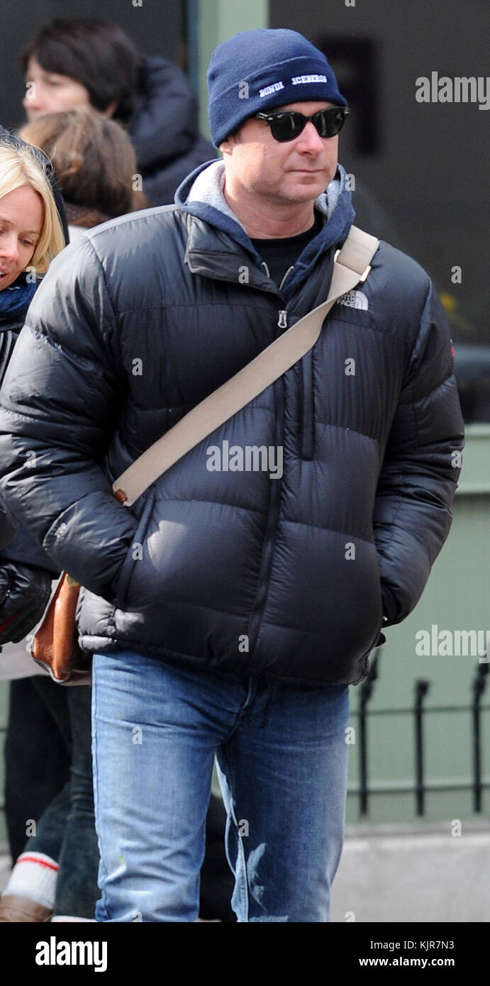 NEW YORK, New York - 21 GENNAIO: Naomi Watts e Liev Schreiber portarono i loro figli Sasha e Samuel al Children's Museum nel centro di Manhattan il 21 gennaio 2011 a New York. Persone: Naomi Watts Liev Schreiber Sasha Samuel Foto Stock