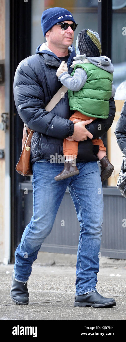 NEW YORK, New York - 21 GENNAIO: Naomi Watts e Liev Schreiber portarono i loro figli Sasha e Samuel al Children's Museum nel centro di Manhattan il 21 gennaio 2011 a New York. Persone: Naomi Watts Liev Schreiber Sasha Samuel Foto Stock