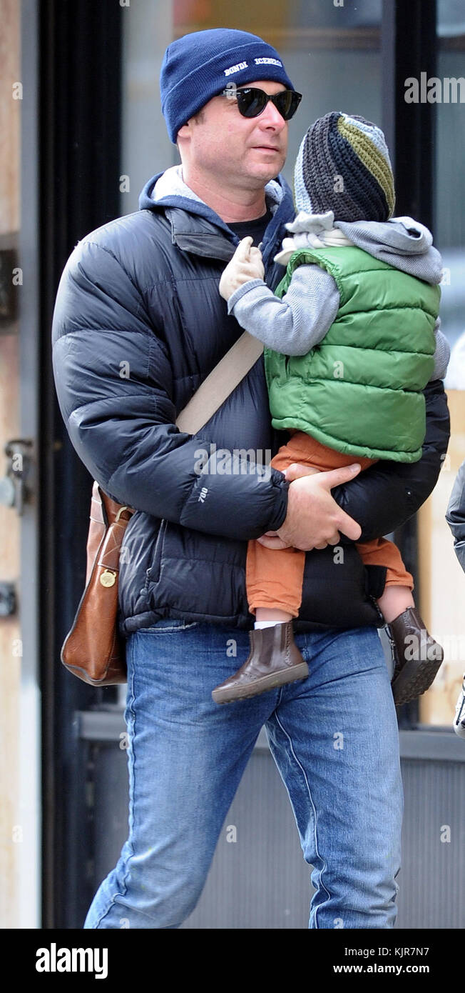 NEW YORK, New York - 21 GENNAIO: Naomi Watts e Liev Schreiber portarono i loro figli Sasha e Samuel al Children's Museum nel centro di Manhattan il 21 gennaio 2011 a New York. Persone: Naomi Watts Liev Schreiber Sasha Samuel Foto Stock