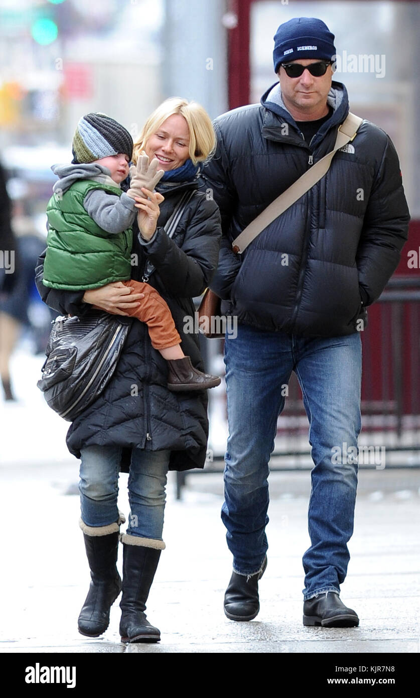 NEW YORK, New York - 21 GENNAIO: Naomi Watts e Liev Schreiber portarono i loro figli Sasha e Samuel al Children's Museum nel centro di Manhattan il 21 gennaio 2011 a New York. Persone: Naomi Watts Liev Schreiber Sasha Samuel Foto Stock