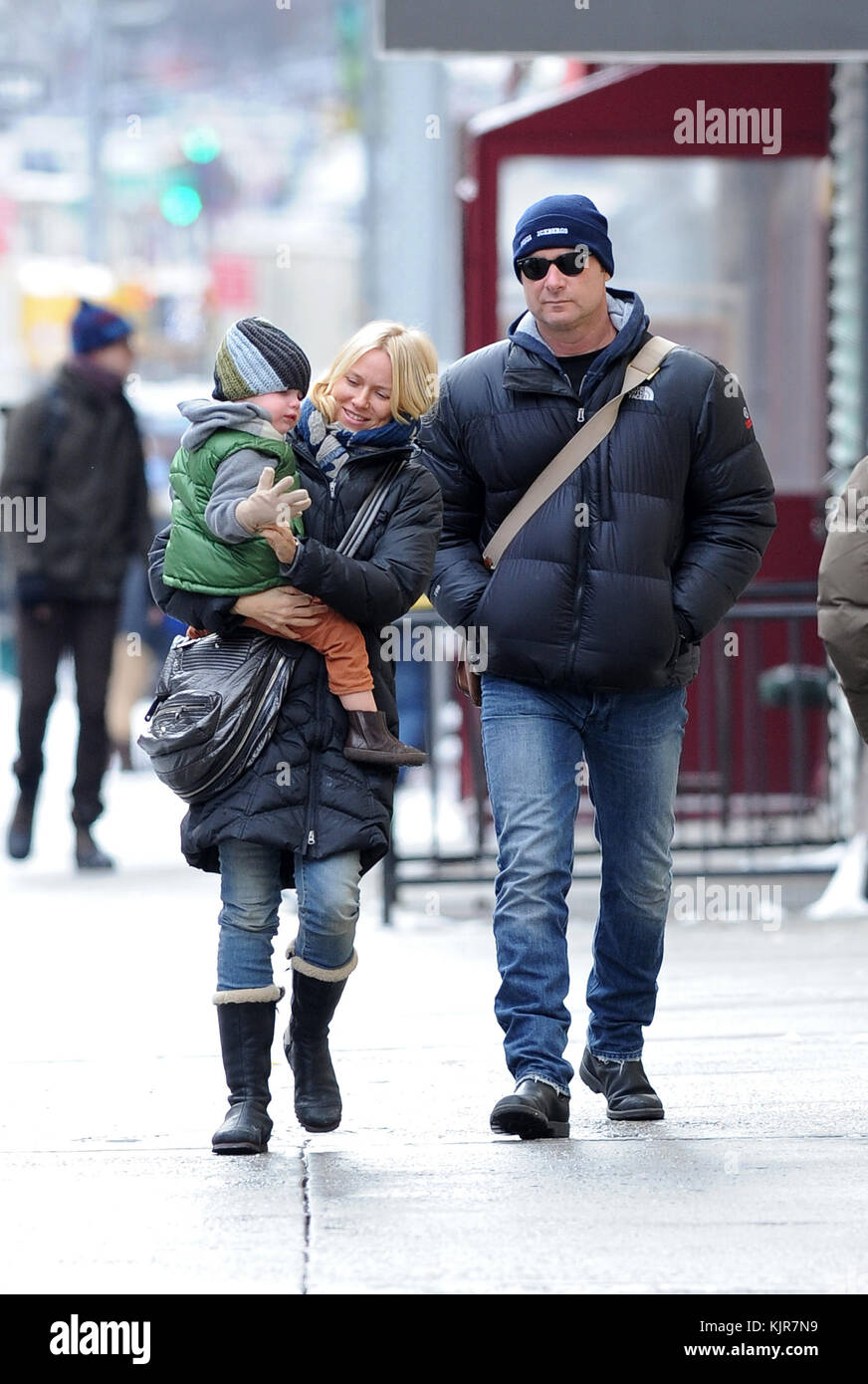 NEW YORK, New York - 21 GENNAIO: Naomi Watts e Liev Schreiber portarono i loro figli Sasha e Samuel al Children's Museum nel centro di Manhattan il 21 gennaio 2011 a New York. Persone: Naomi Watts Liev Schreiber Sasha Samuel Foto Stock