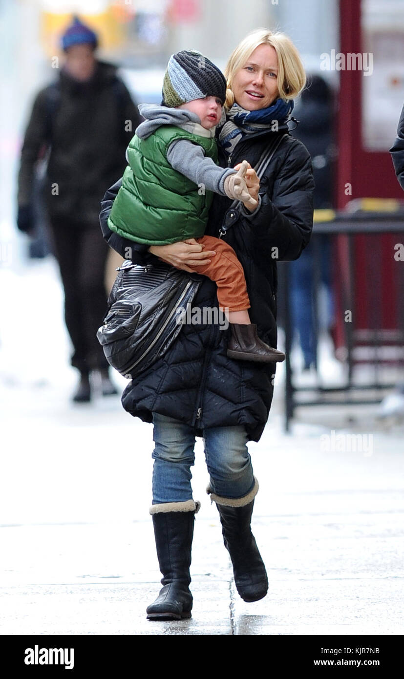 NEW YORK, New York - 21 GENNAIO: Naomi Watts e Liev Schreiber portarono i loro figli Sasha e Samuel al Children's Museum nel centro di Manhattan il 21 gennaio 2011 a New York. Persone: Naomi Watts Liev Schreiber Sasha Samuel Foto Stock