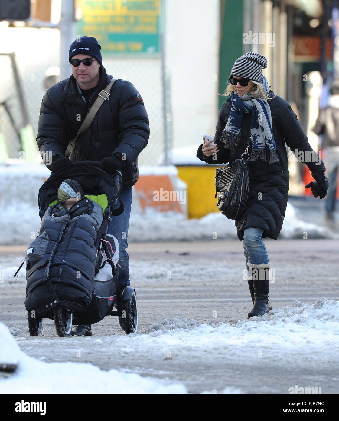 NEW YORK, New York - 21 GENNAIO: Naomi Watts e Liev Schreiber portarono i loro figli Sasha e Samuel al Children's Museum nel centro di Manhattan il 21 gennaio 2011 a New York. Persone: Naomi Watts Liev Schreiber Sasha Samuel Foto Stock