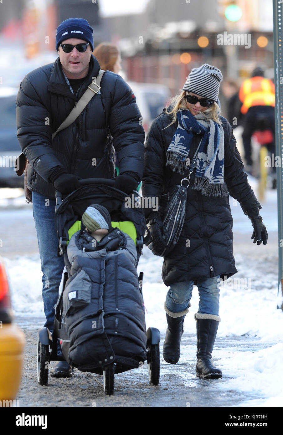 NEW YORK, New York - 21 GENNAIO: Naomi Watts e Liev Schreiber portarono i loro figli Sasha e Samuel al Children's Museum nel centro di Manhattan il 21 gennaio 2011 a New York. Persone: Naomi Watts Liev Schreiber Sasha Samuel Foto Stock