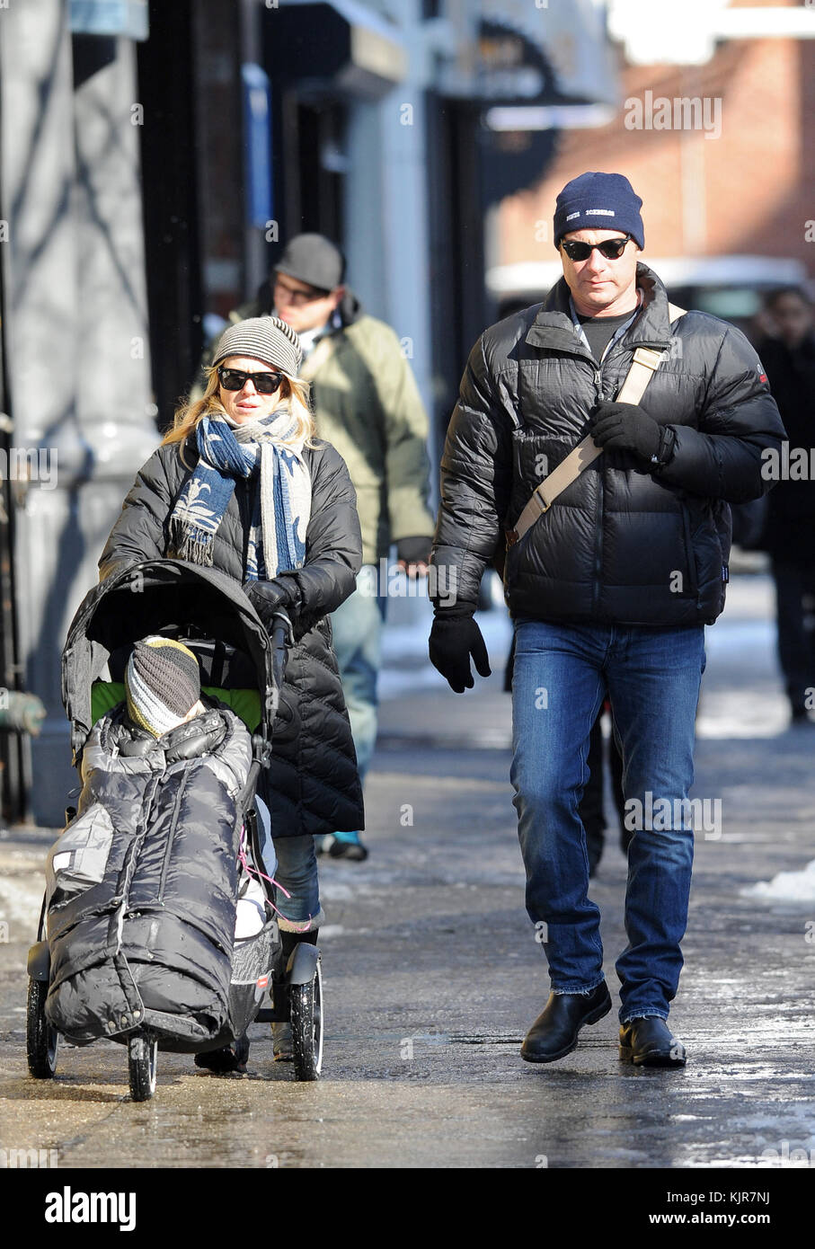 NEW YORK, New York - 21 GENNAIO: Naomi Watts e Liev Schreiber portarono i loro figli Sasha e Samuel al Children's Museum nel centro di Manhattan il 21 gennaio 2011 a New York. Persone: Naomi Watts Liev Schreiber Sasha Samuel Foto Stock