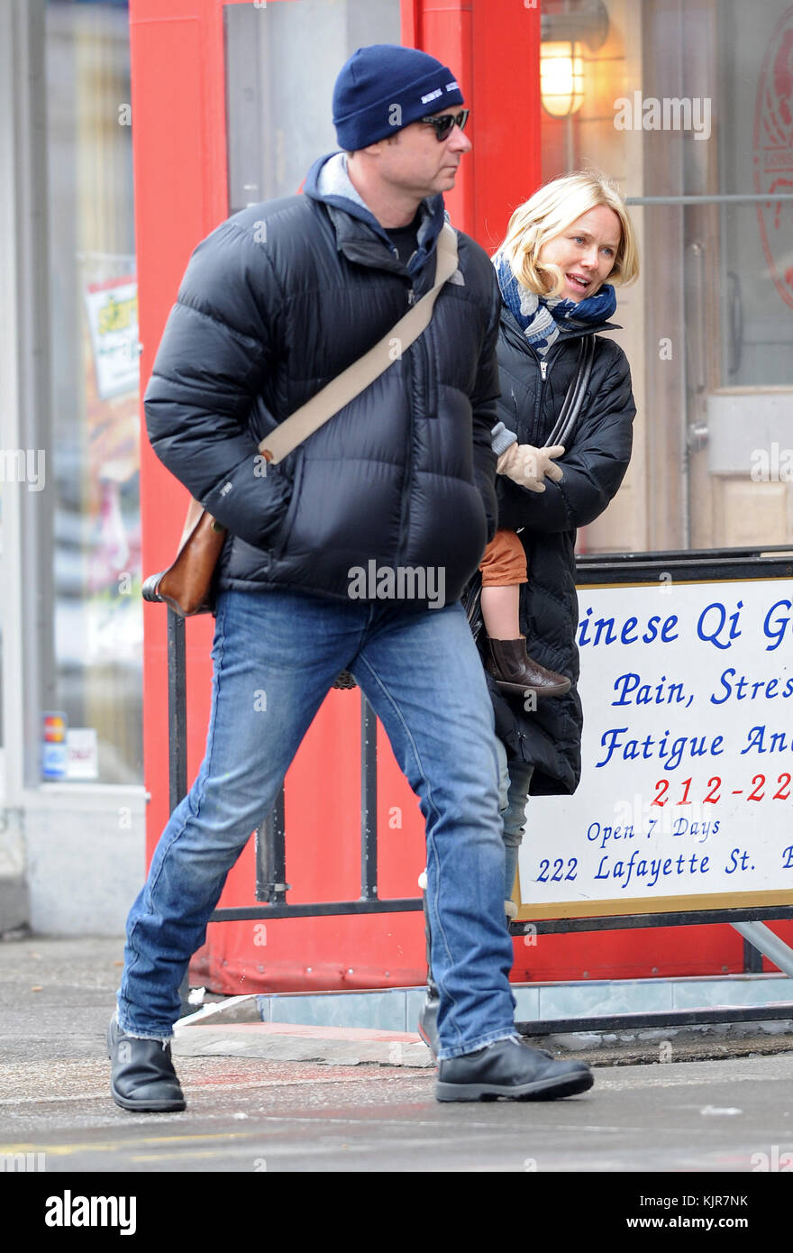 NEW YORK, New York - 21 GENNAIO: Naomi Watts e Liev Schreiber portarono i loro figli Sasha e Samuel al Children's Museum nel centro di Manhattan il 21 gennaio 2011 a New York. Persone: Naomi Watts Liev Schreiber Sasha Samuel Foto Stock