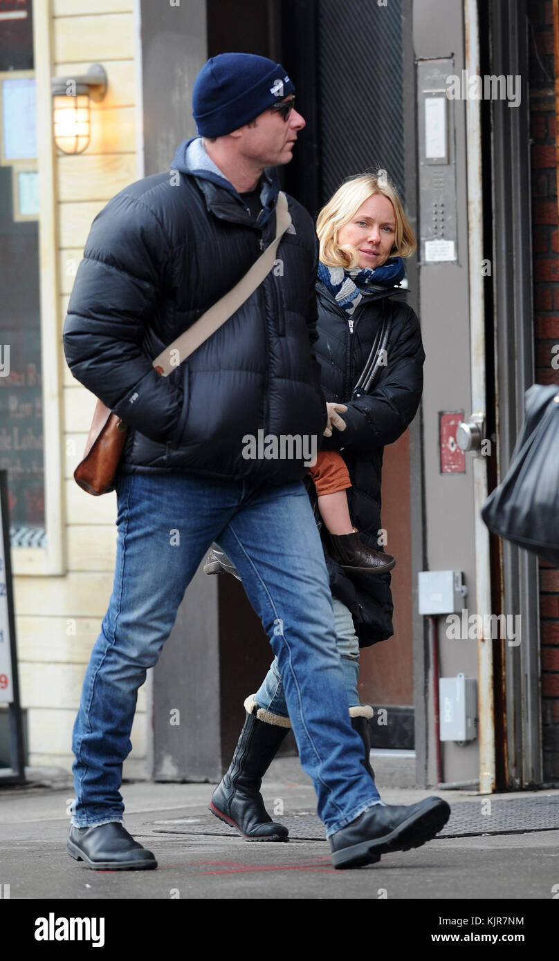NEW YORK, New York - 21 GENNAIO: Naomi Watts e Liev Schreiber portarono i loro figli Sasha e Samuel al Children's Museum nel centro di Manhattan il 21 gennaio 2011 a New York. Persone: Naomi Watts Liev Schreiber Sasha Samuel Foto Stock