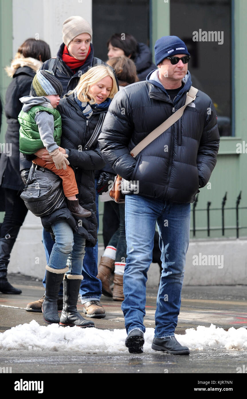 NEW YORK, New York - 21 GENNAIO: Naomi Watts e Liev Schreiber portarono i loro figli Sasha e Samuel al Children's Museum nel centro di Manhattan il 21 gennaio 2011 a New York. Persone: Naomi Watts Liev Schreiber Sasha Samuel Foto Stock