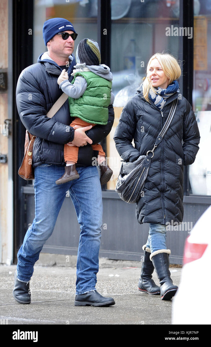 NEW YORK, New York - 21 GENNAIO: Naomi Watts e Liev Schreiber portarono i loro figli Sasha e Samuel al Children's Museum nel centro di Manhattan il 21 gennaio 2011 a New York. Persone: Naomi Watts Liev Schreiber Sasha Samuel Foto Stock