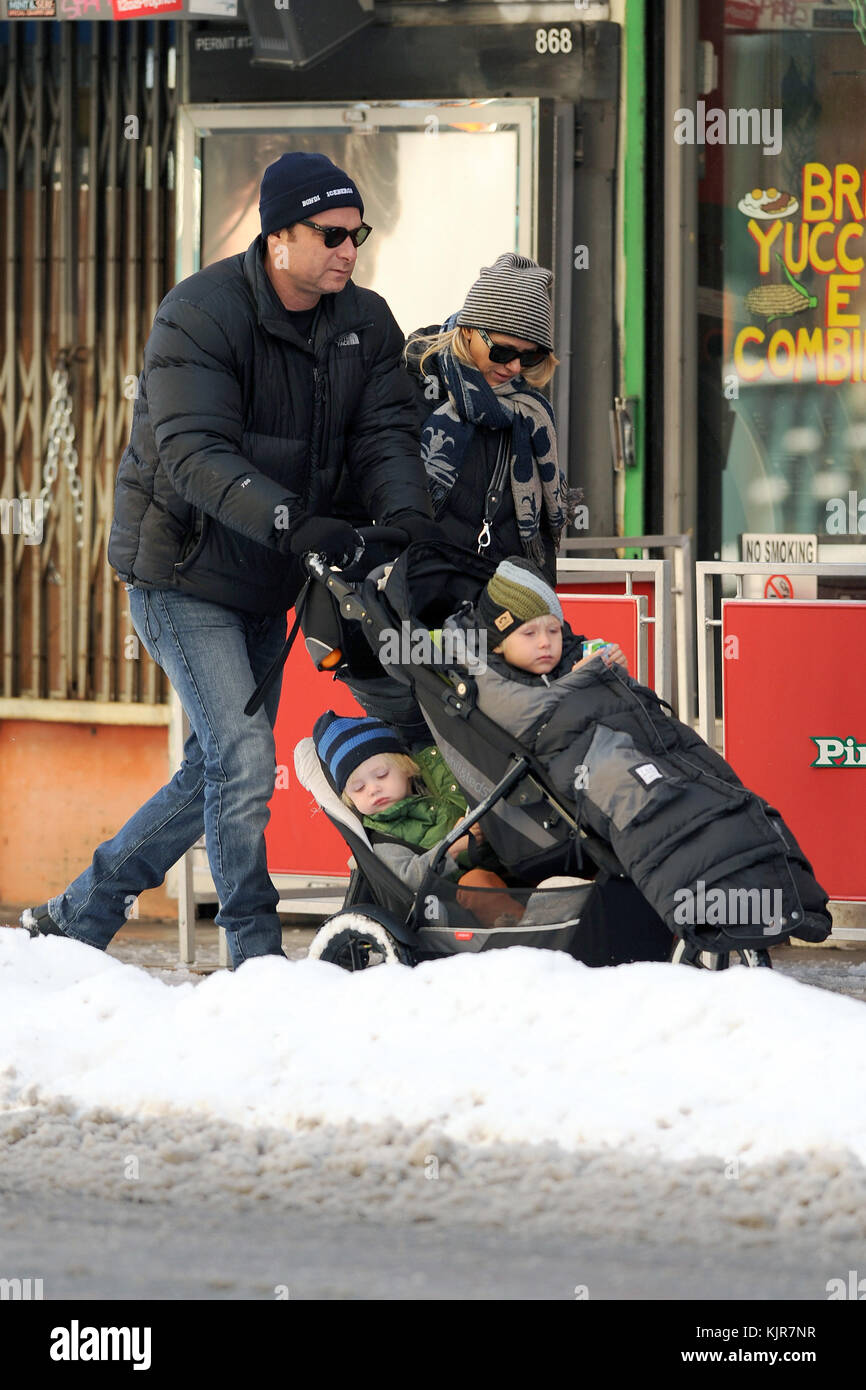 NEW YORK, New York - 21 GENNAIO: Naomi Watts e Liev Schreiber portarono i loro figli Sasha e Samuel al Children's Museum nel centro di Manhattan il 21 gennaio 2011 a New York. Persone: Naomi Watts Liev Schreiber Sasha Samuel Foto Stock