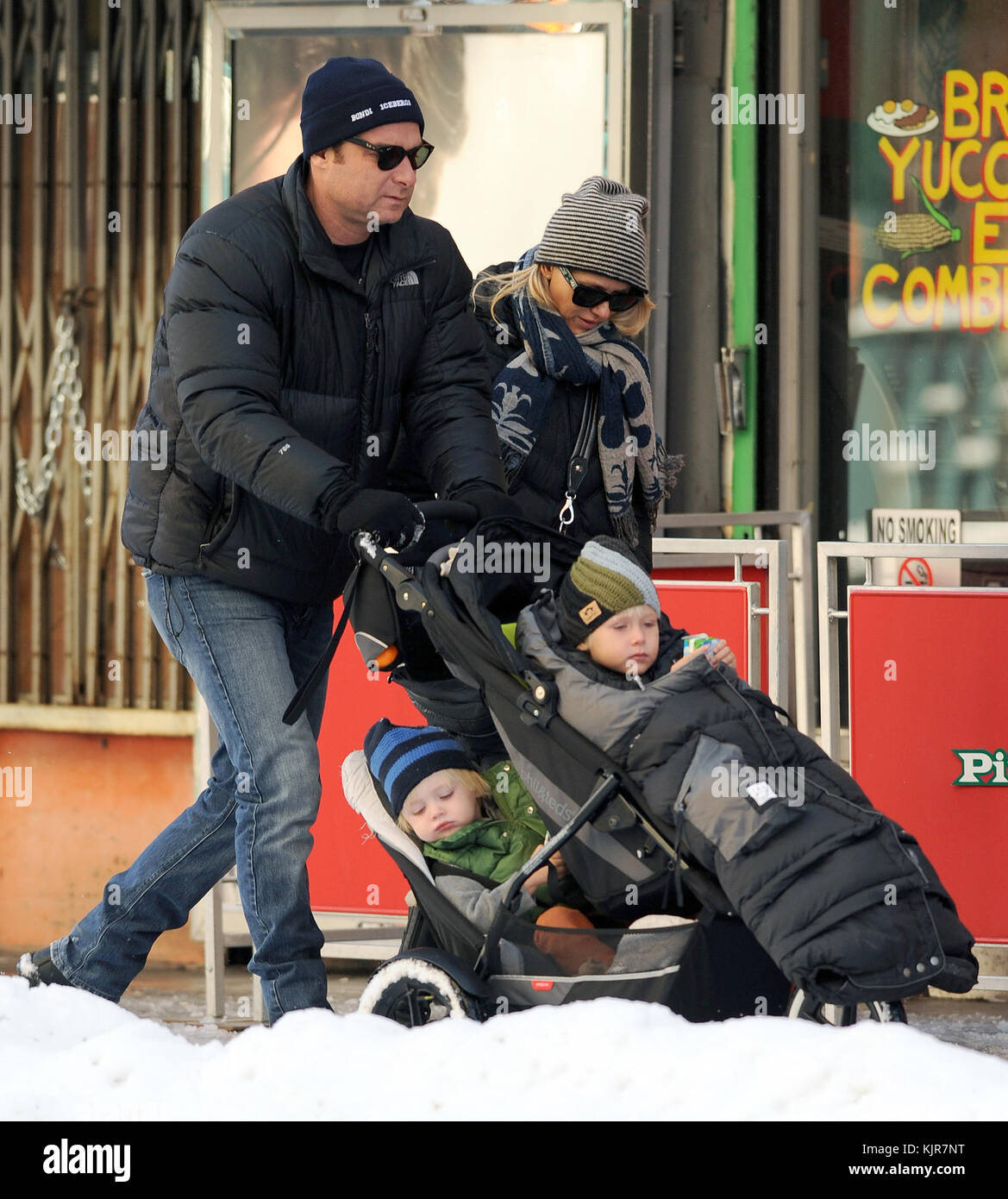 NEW YORK, New York - 21 GENNAIO: Naomi Watts e Liev Schreiber portarono i loro figli Sasha e Samuel al Children's Museum nel centro di Manhattan il 21 gennaio 2011 a New York. Persone: Naomi Watts Liev Schreiber Sasha Samuel Foto Stock