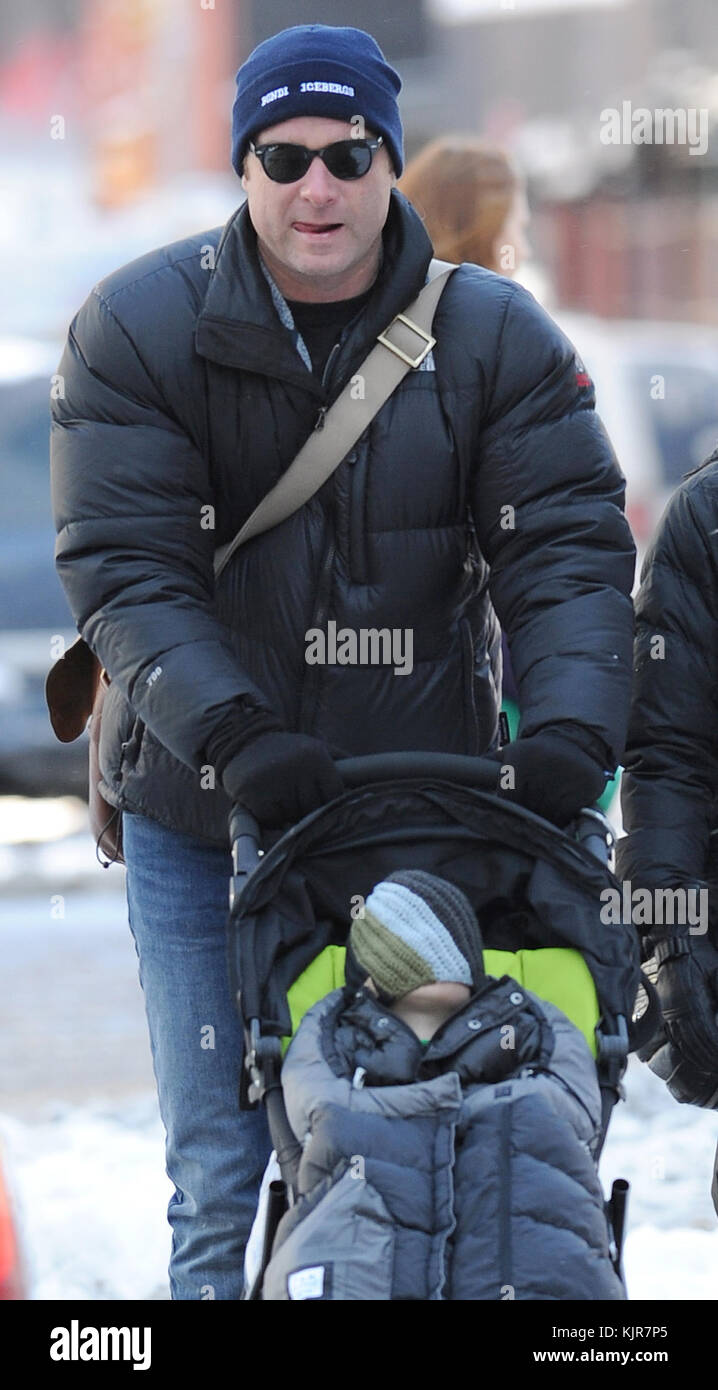 NEW YORK, New York - 21 GENNAIO: Naomi Watts e Liev Schreiber portarono i loro figli Sasha e Samuel al Children's Museum nel centro di Manhattan il 21 gennaio 2011 a New York. Persone: Naomi Watts Liev Schreiber Sasha Samuel Foto Stock