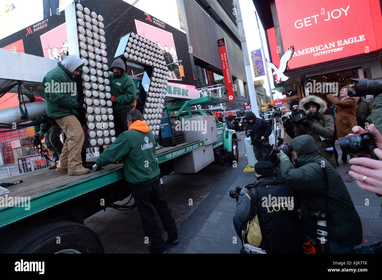 NEW YORK, NY - DICEMBRE 15: I numeri di Capodanno, '1' e '7' arrivano a Times Square il 15 Dicembre 2016 a New York City People: NYE Numbers Foto Stock