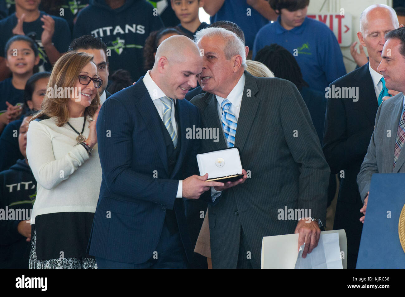 MIAMI, FL - GENNAIO 15: Pitbull, Governatore Rick Scott, Sindaco Tomas Regalado e Carlos Lopz-Cantera fanno una comparsa durante un annuncio speciale per SLAM! Espansione in una conferenza stampa il 15 gennaio 2015 a Miami, Florida. Persone: Pitbull, Sindaco Tomas Regalado Foto Stock