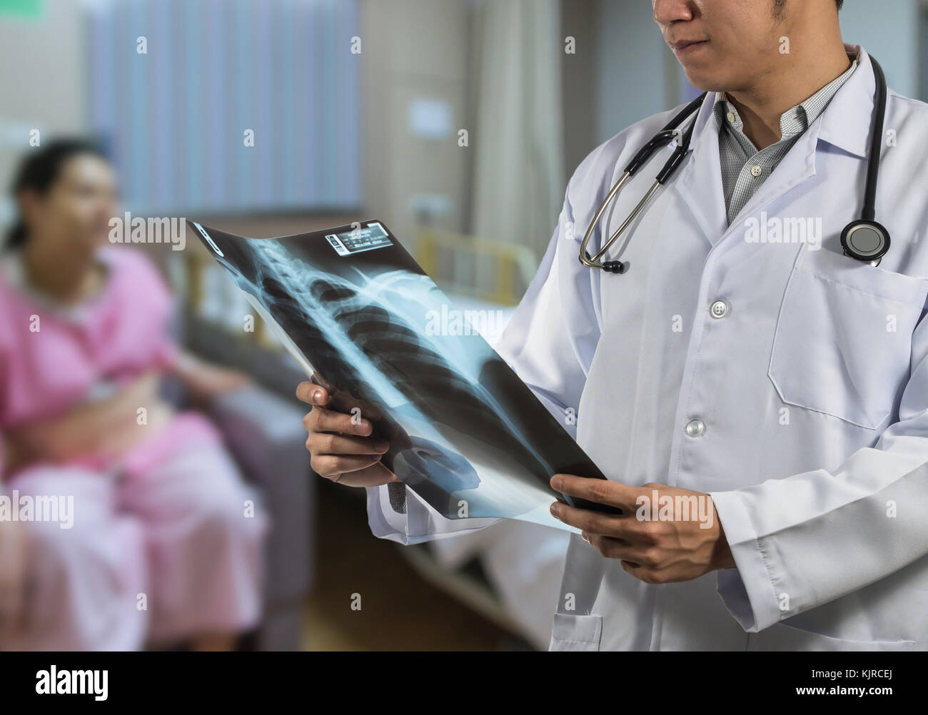 Primo piano medico vedere la pellicola a raggi x e la diagnosi su un astratto foto sfocate del paziente sullo sfondo della camera in ospedale del paziente, sfondo con uno stetoscopio dotare Foto Stock