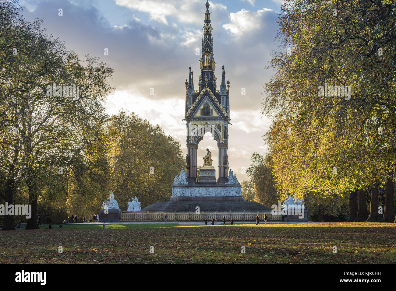 L'Albert Memorial, un punto di riferimento dedicato al Principe Albert da Queen Victoria si trova a Londra. Foto Stock