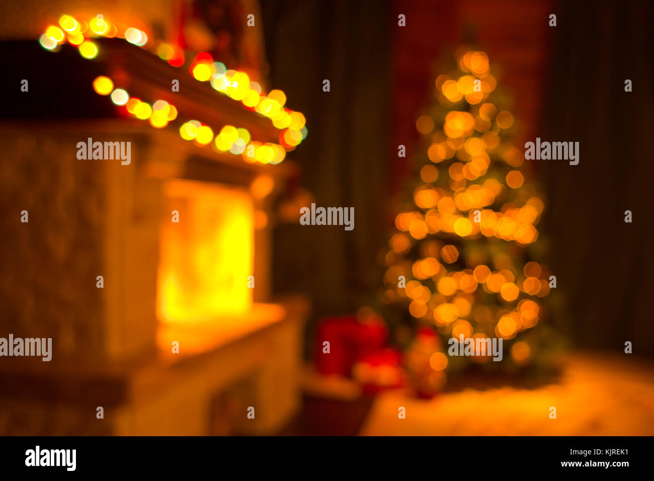 Sfocato salone interno con camino e un albero di Natale decorato Foto Stock