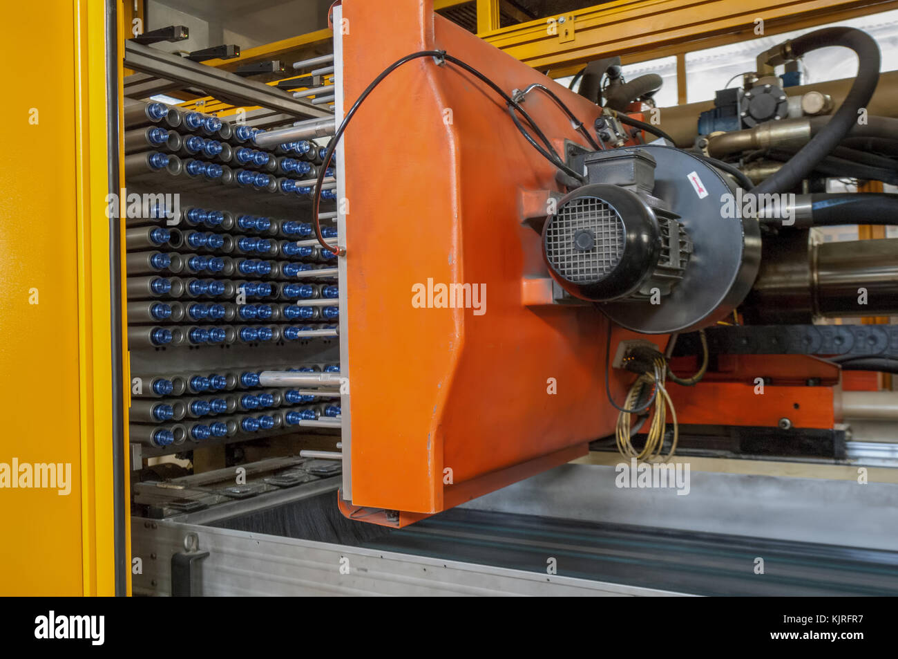 Apparecchiatura per la fabbricazione di preforme per bottiglie di plastica. produzione di pet. Premere il tasto macchina produce contenitori per bottiglie di plastica Foto Stock