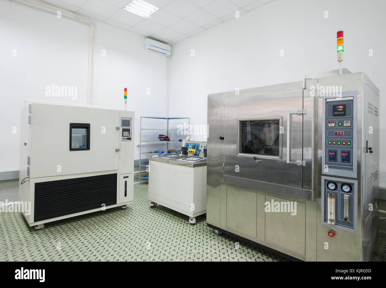 La sala prove di lampadine per autoveicoli per la resistenza all'acqua Foto Stock