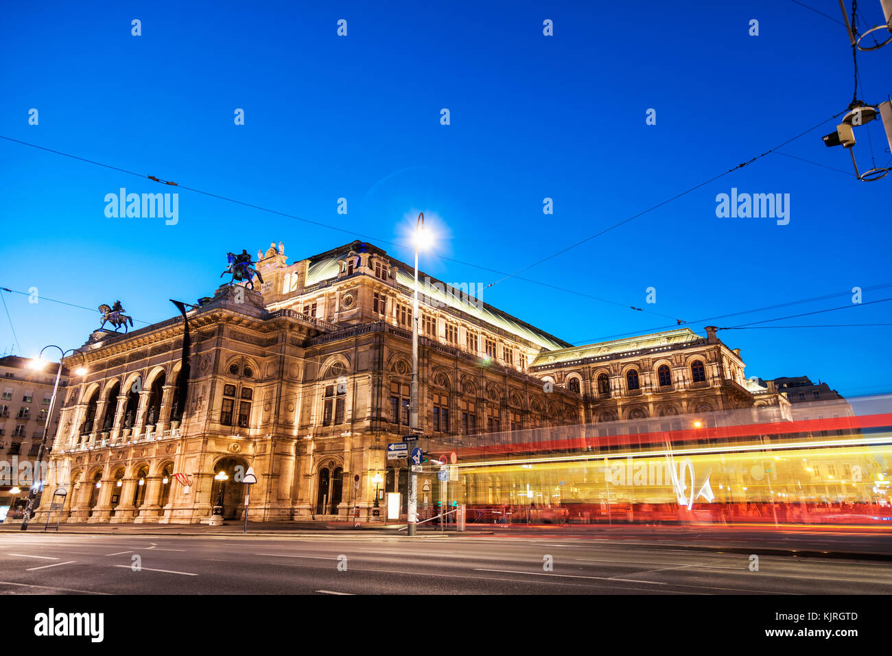 Celebre Opera di Stato di Vienna Austria di notte Foto Stock